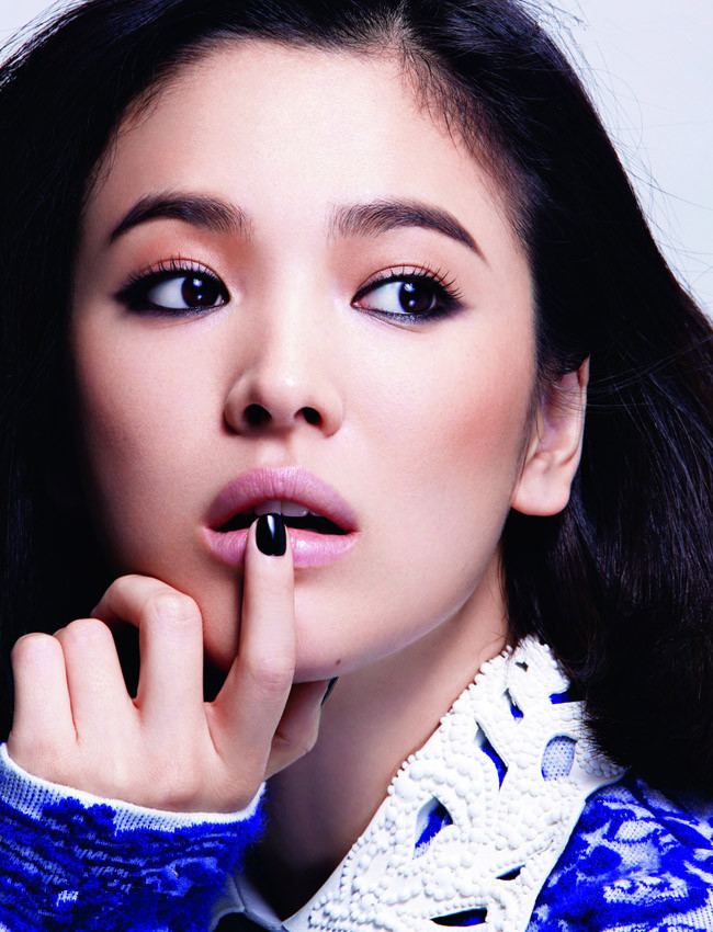 一个美女红嘴唇闭眼的图片猜成语_闭眼美女(3)
