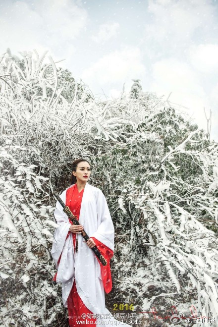 桂林:美女模特零下4度拍摄雪景古装照