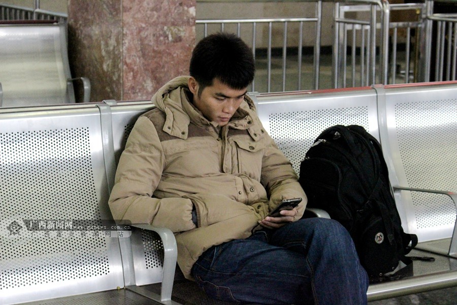 病句修改低头族是只在社交场合不关注身边的