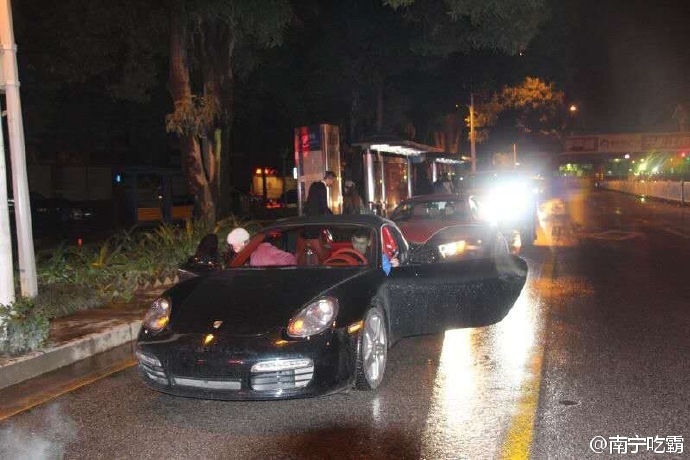 南宁街头豪车护驾!富二代深夜送环卫雨衣