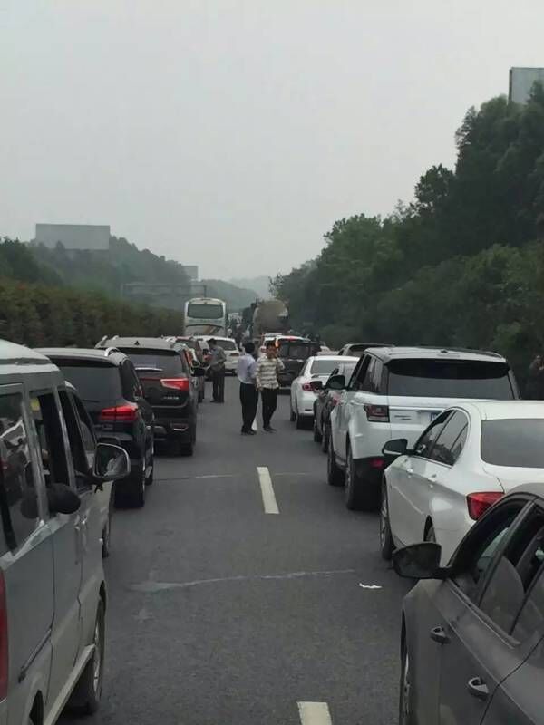柳南高速发生多起事故导致严重拥堵