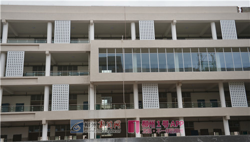 猜你喜欢 1 / 4 5日,记者在位于柳东新区的市第二中学迁建项目施工