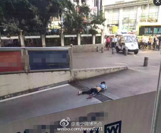 南宁市中心一男子跳楼身亡 网友拍下跳下瞬间