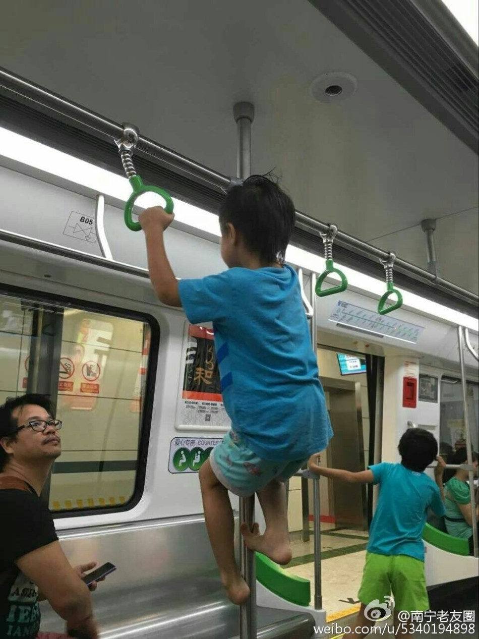 南宁地铁现不文明现象:小孩攀爬手扶杆