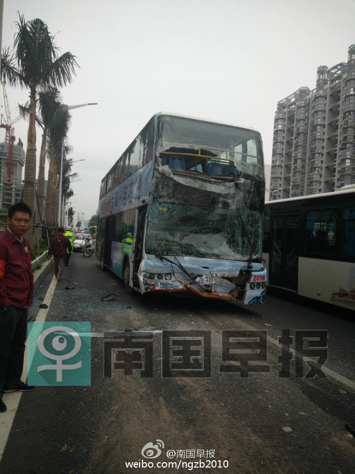 南宁4辆公交车连环相撞