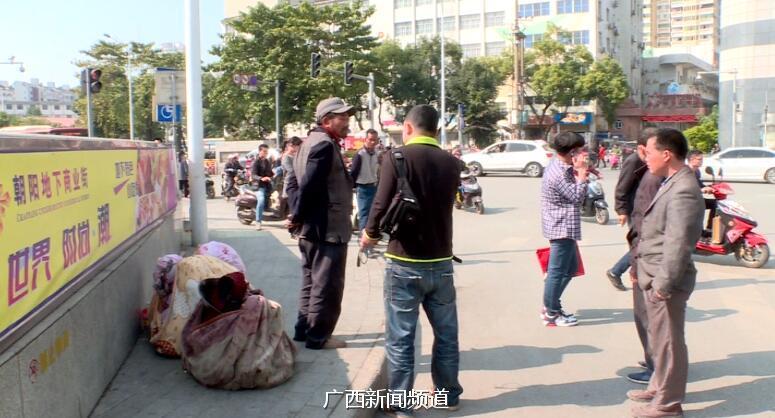 南宁一流浪女在朝阳广场街头要分娩