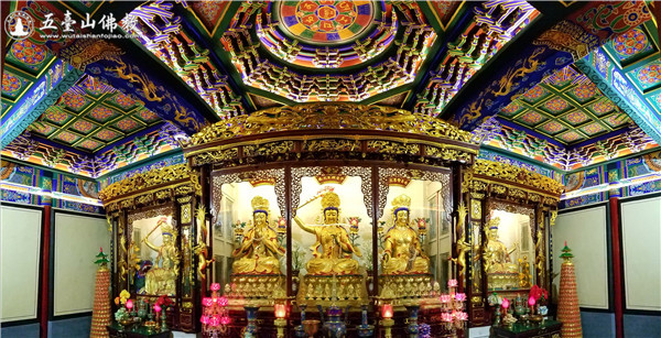 五台山普寿寺尼众法师戊戌年第一天朝拜黛螺顶