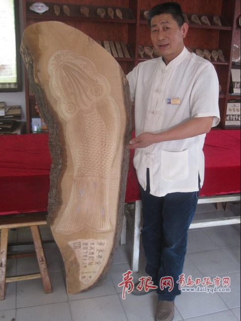 即墨男子雕刻出1.7米高榼子 耗时一个月