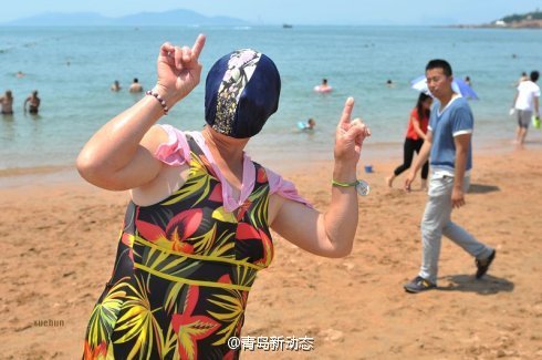 又来了!青岛脸基尼大妈海边游泳战高温