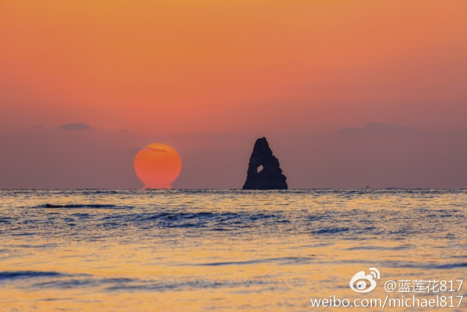 面朝大海,春暖花开,伴着春日微暖的阳光,青岛许你一幕幕海天辽阔的美景。青岛的海,有时激情似火,有时平静如镜,有时波澜壮阔,有时温情婉约。你怀着怎样的心情去看海,她就会以怎样的姿态来陪伴你。在夏季人海汹涌之前,来青岛看看大海吧!来源:@蓝莲花817