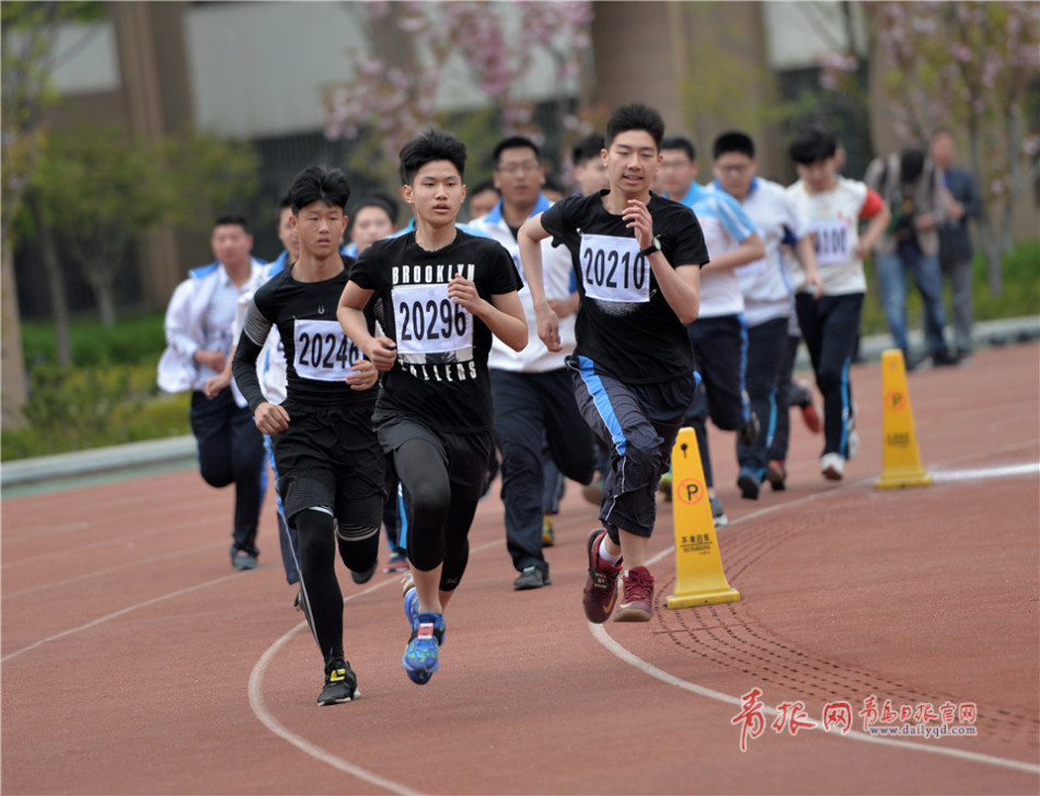 图为青岛二中分校体育中考测试,长跑项目考试现场.(作者:周光辉)