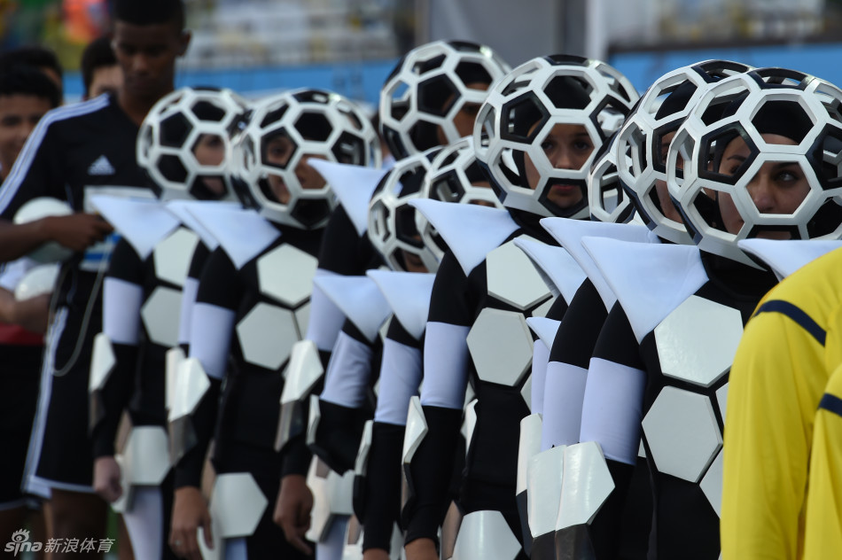 巴西世界杯开幕式各种奇葩造型现场展示