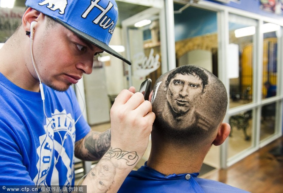 美理发师头上剪出球星脸