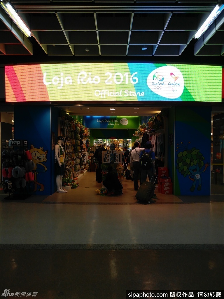 中国男篮队员转机间歇逛商店-中国搜索