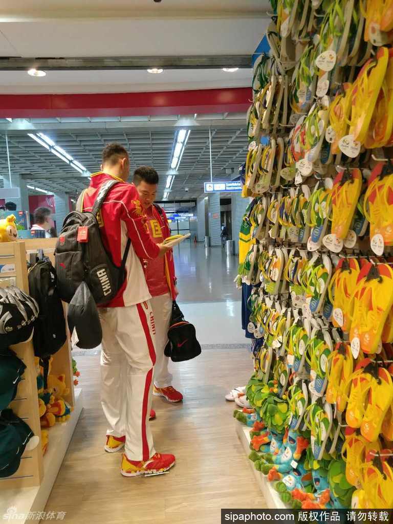 中国男篮队员转机间歇逛商店-中国搜索