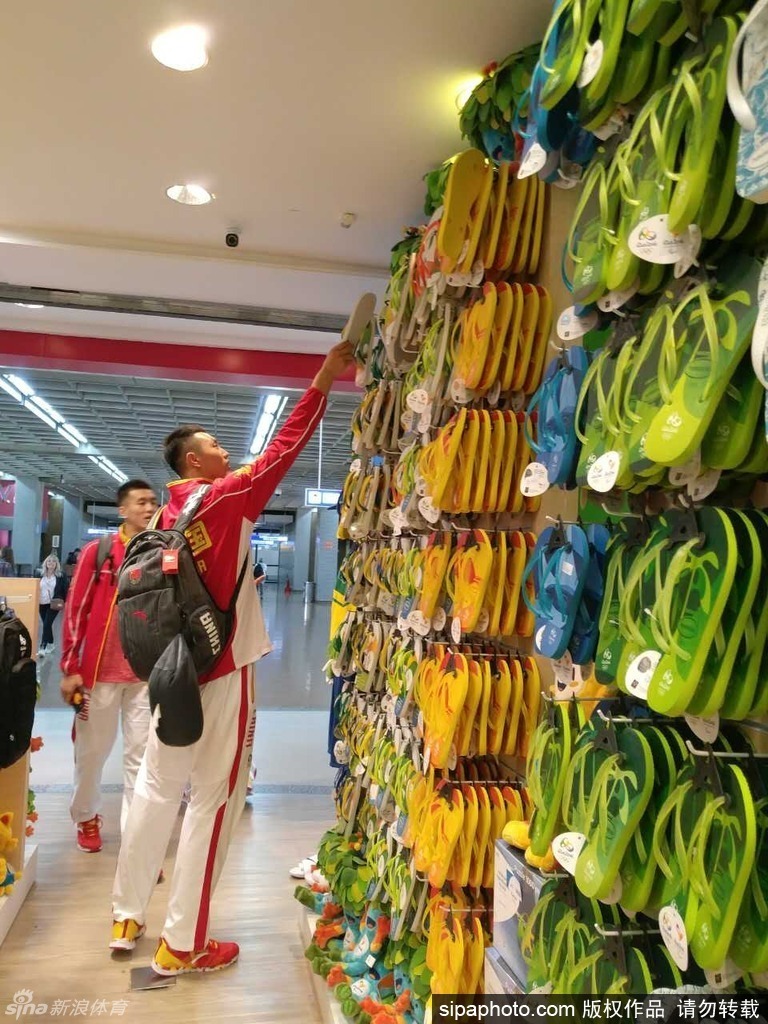 中国男篮队员转机间歇逛商店-中国搜索