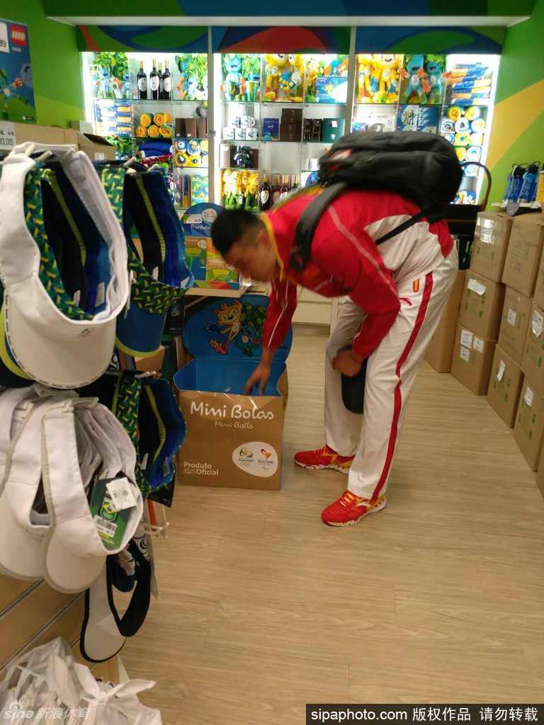 中国男篮队员转机间歇逛商店-中国搜索