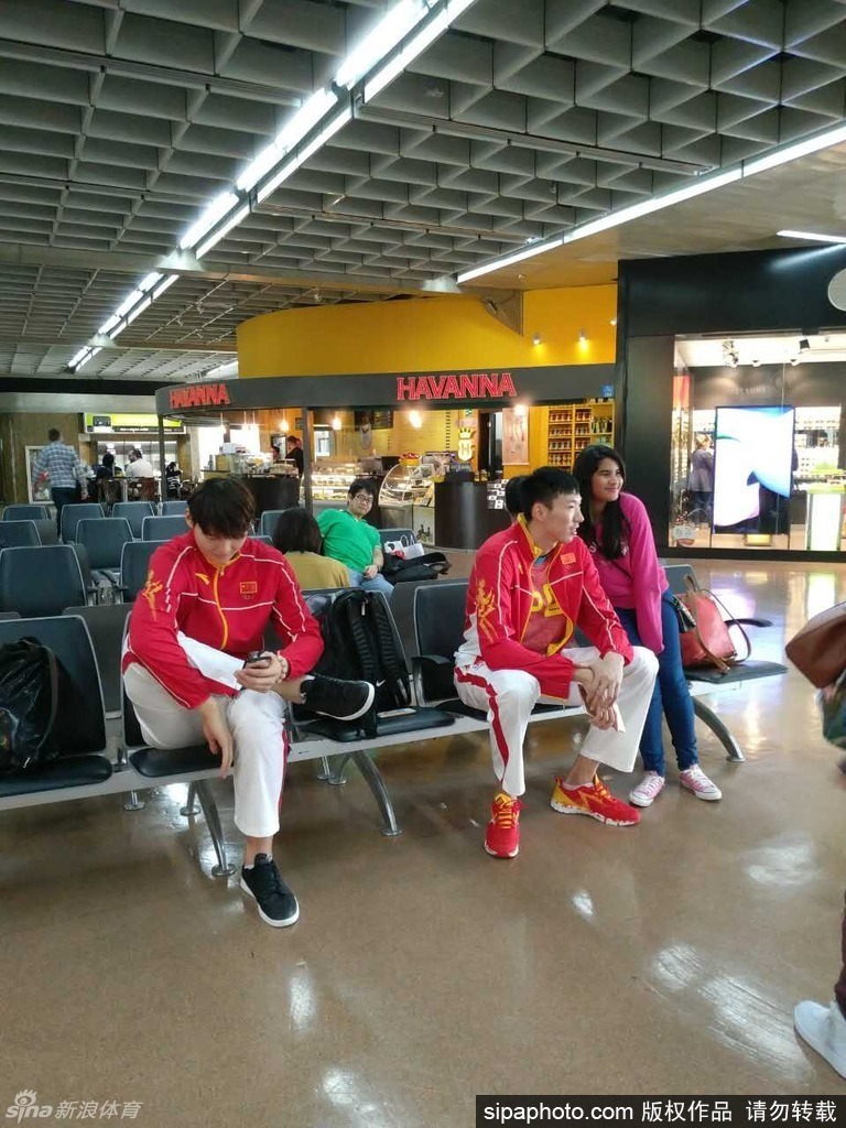 中国男篮队员转机间歇逛商店-中国搜索