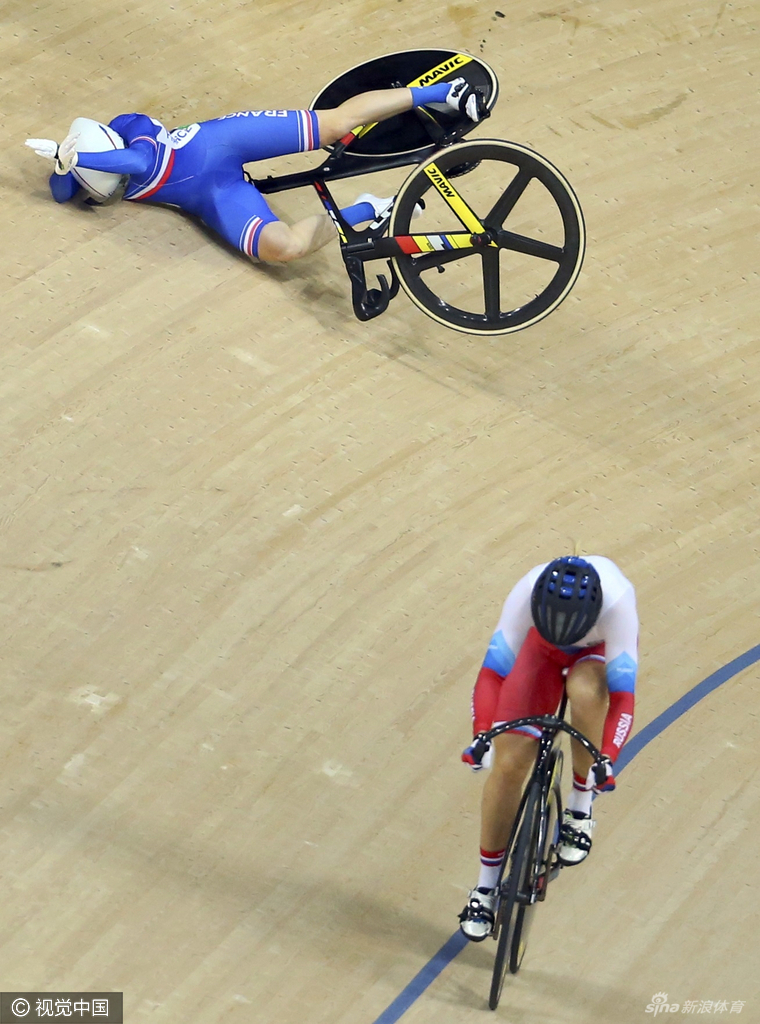 女子场地自行车首轮:车手冲撞翻车受伤