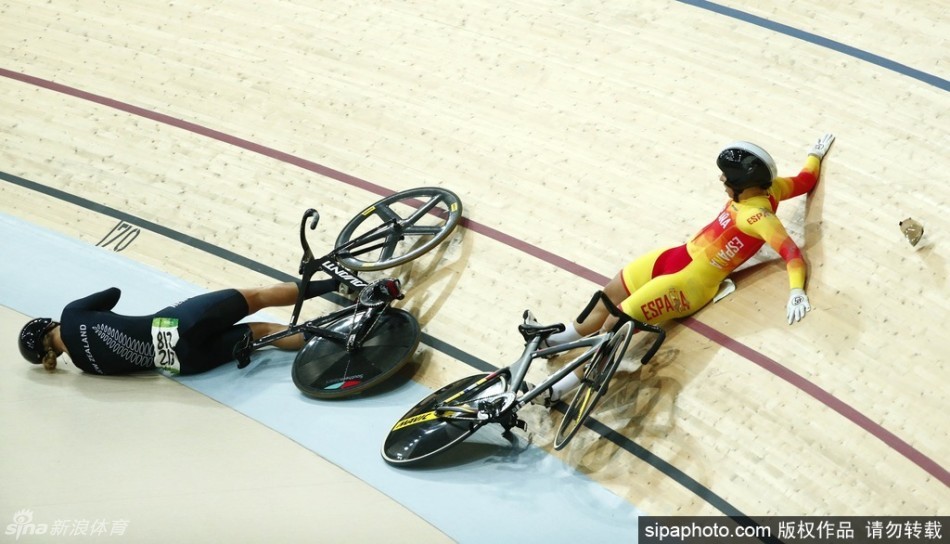 女子场地自行车首轮:车手冲撞翻车受伤