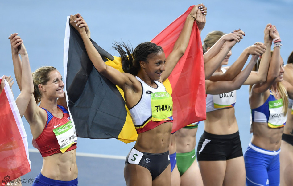 女子七项全能运动员集体致谢观众