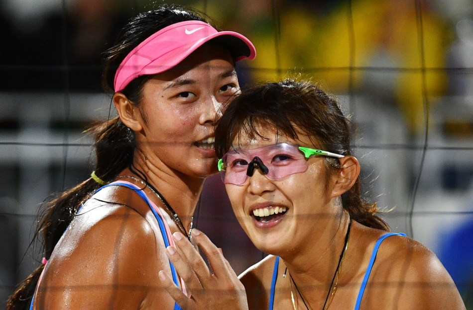 女子沙滩排球小组赛 中国0-2美国(16张)图集.