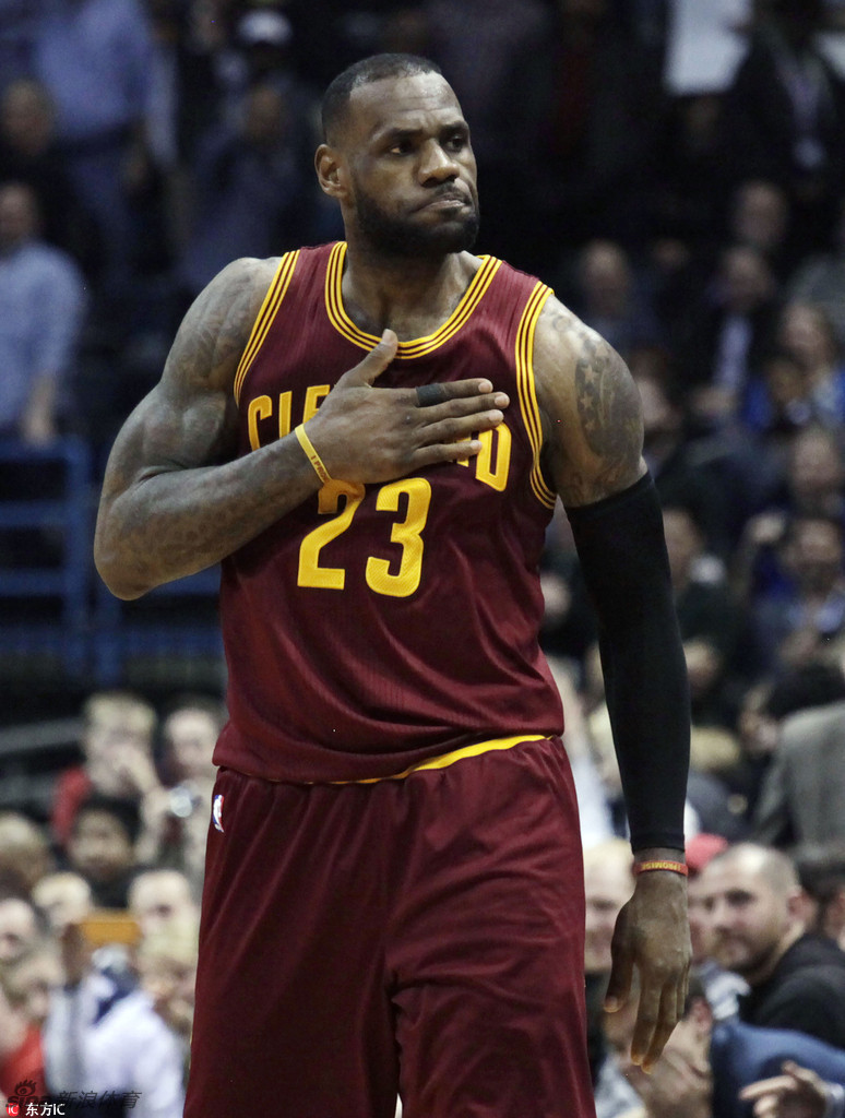 他再次做出了nba巨星勒布朗-詹姆斯的经典庆祝动作