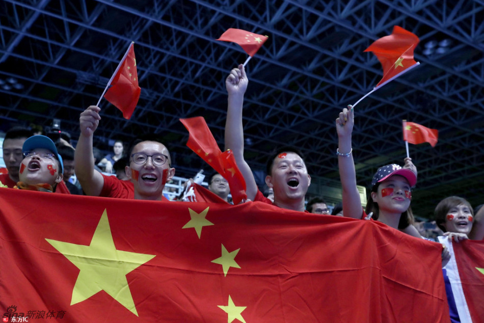 中国球迷摇旗呐喊