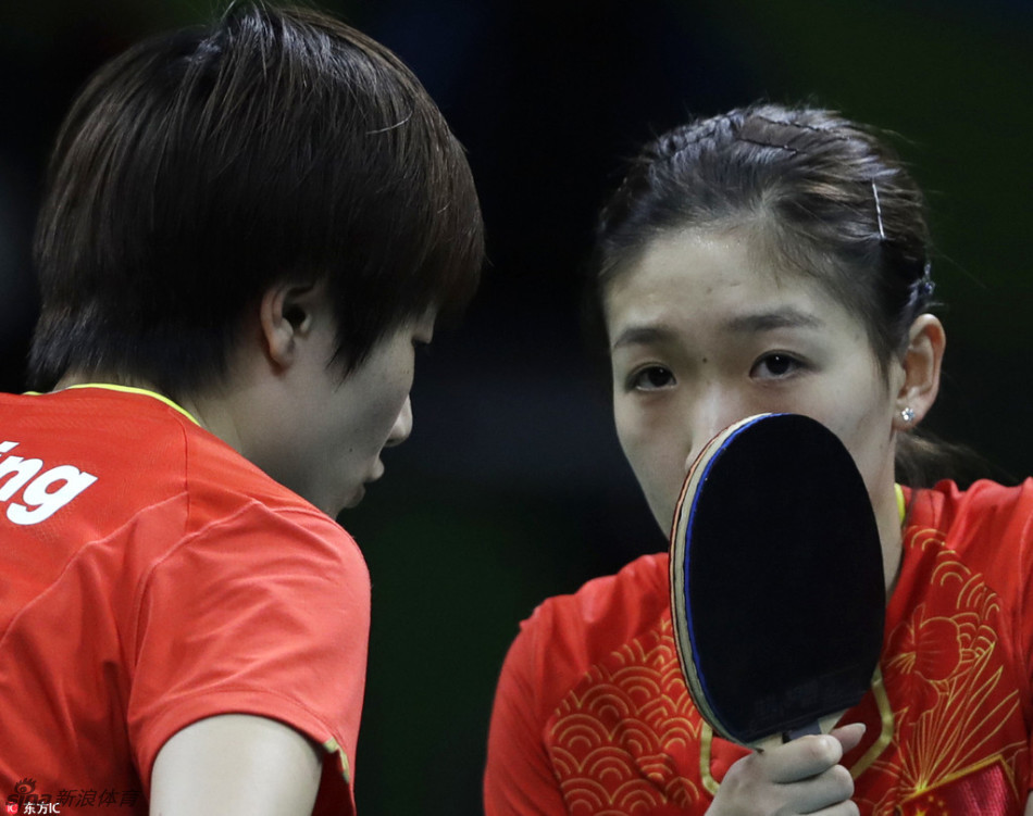 中国女乒输1局现场观众沸腾