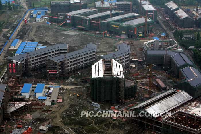 记者空中航拍地震重灾区汶川都江堰新变化_高清图集