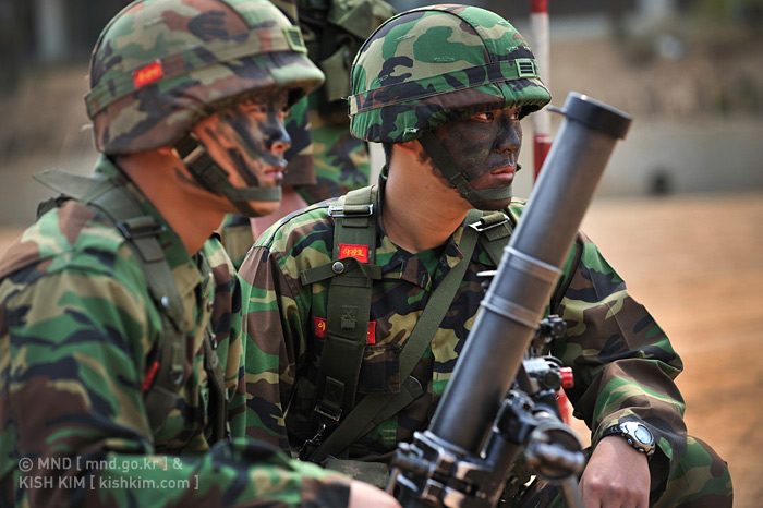 韩国士兵脸上涂满伪装迷彩油