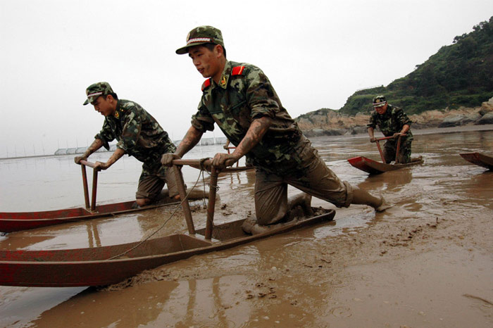 5月20日,武警官兵在滩涂上骑