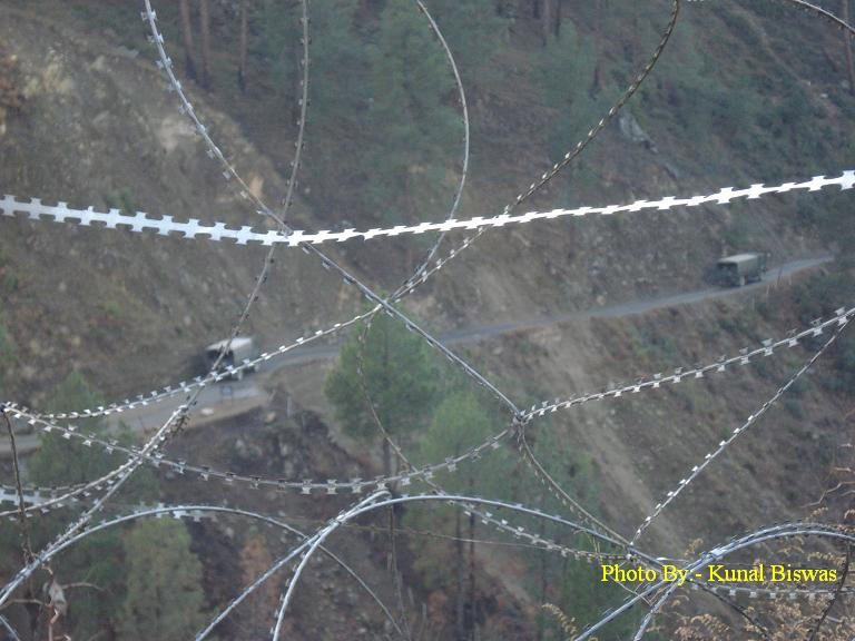 在盘山公路行驶的印度军车