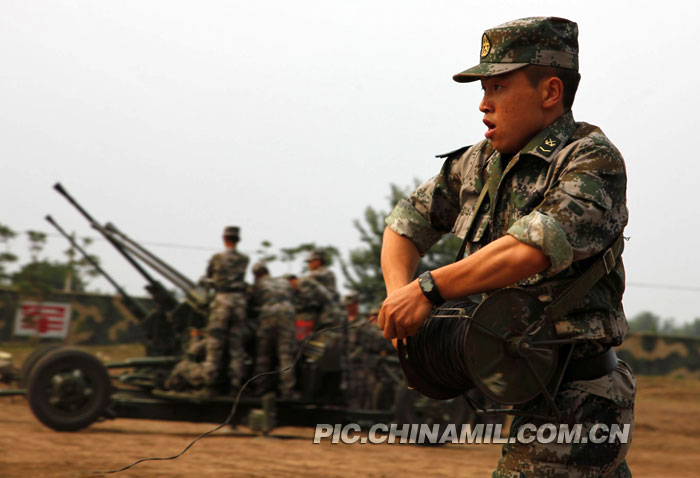 中国陆军 装甲师通讯兵快速架设电缆 6月上旬,济南军区某装甲师