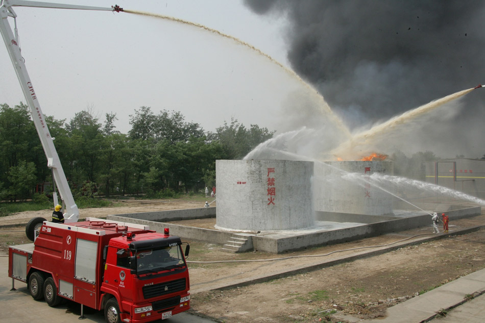 武警消防车高压水泵喷水灭火抑爆
