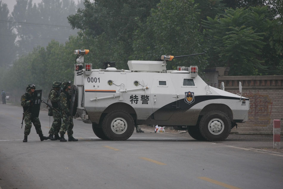 公安特警装备的新星4×4装甲车掩护武警攻击