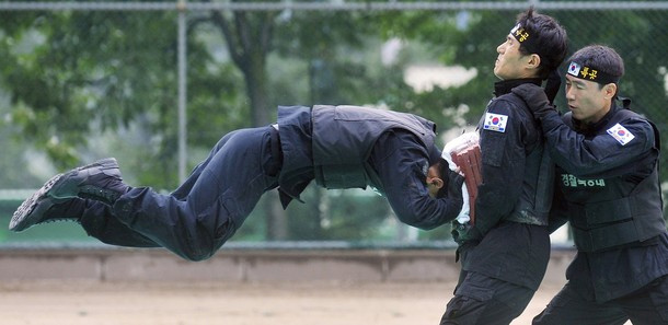 韩国特警进行技能演示
