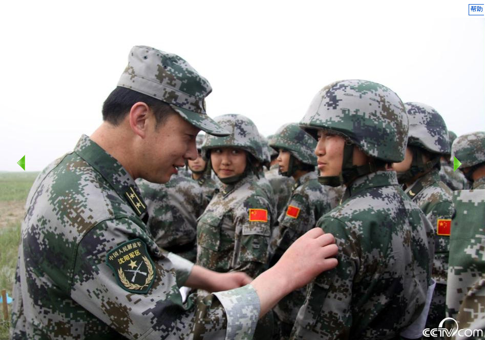 <em>首长</em>为<em>女兵</em>挂臂章_新浪图集_新浪网