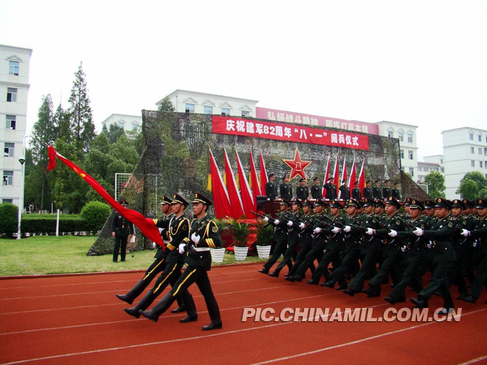 二炮部队举行盛大阅兵式庆贺建军节_高清图集_新浪网