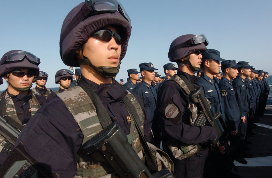 特战队员全副武装准备执行护航任务