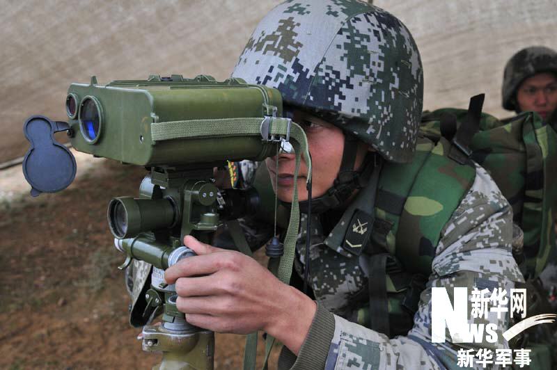 炮群观察所内的士兵正在使用激光测距仪.新华军事记者