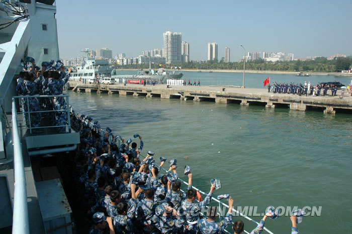 "镜泊湖"号综合补给舰