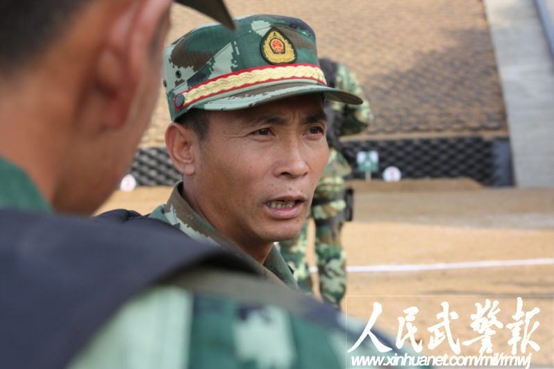 武警天津总队特战大队大队长许亮亮正嘱咐队员射击要领 罗朝文 摄