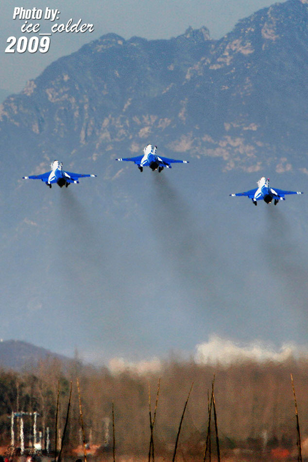 八一飞行表演队歼-7GB战机与四架歼10同台表
