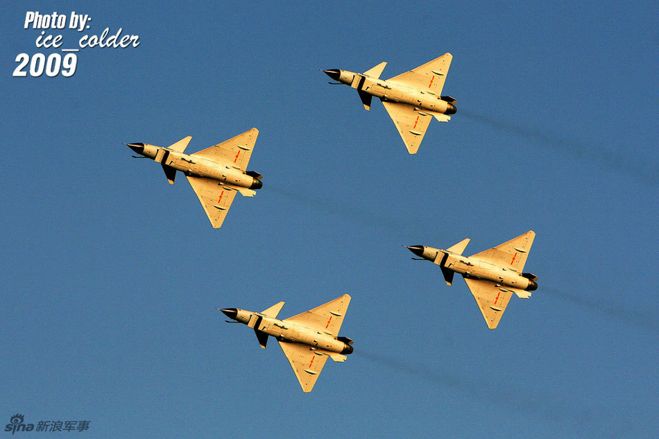 八一飞行表演队歼-7GB战机与四架歼10同台表