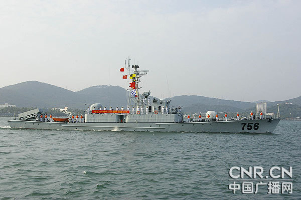 出访的我海军导弹艇严陈摄