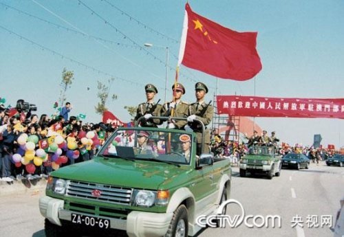 八一军旗迎风飘扬