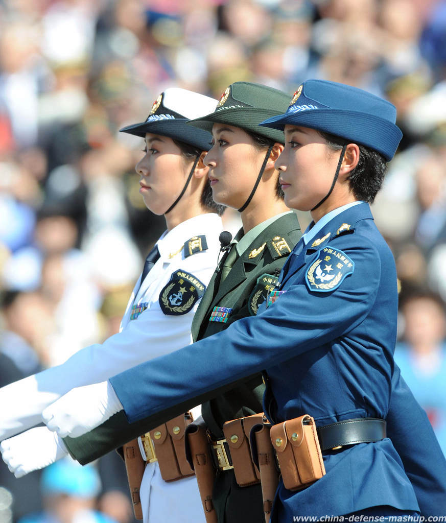 三军女兵方队领队