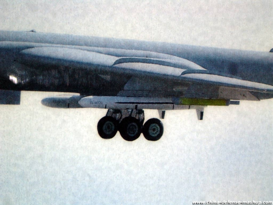 H-6K轰炸机加挂两枚CJ-20巡航导弹