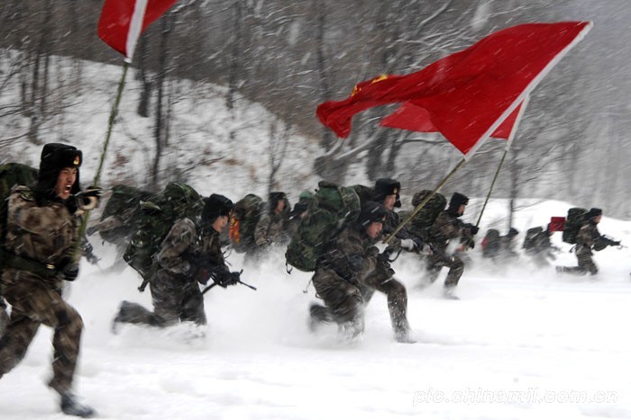 解放军雪原冲锋 团长走在队伍前面